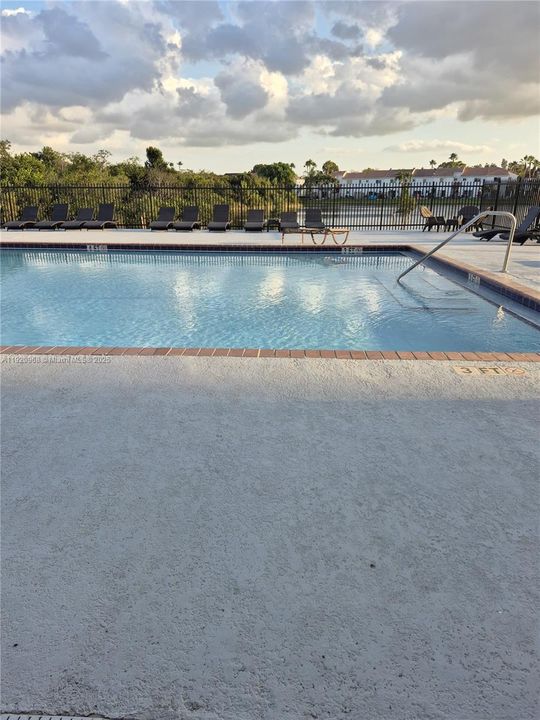 Active With Contract: $2,800 (3 beds, 2 baths, 1368 Square Feet)