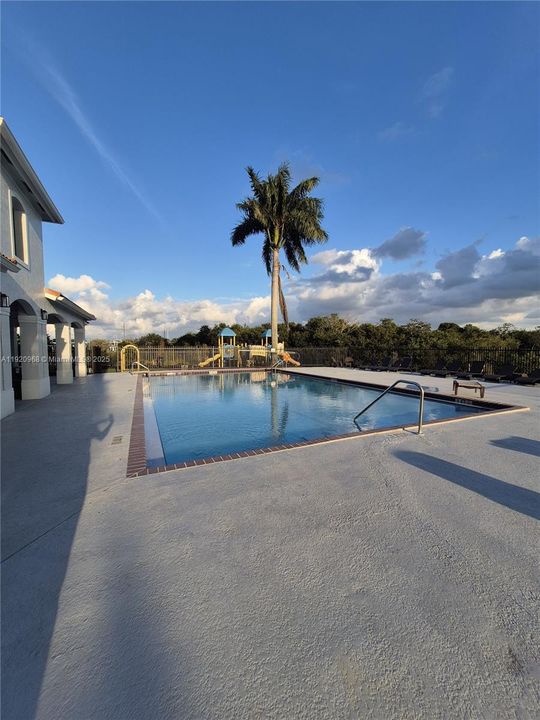 Active With Contract: $2,800 (3 beds, 2 baths, 1368 Square Feet)