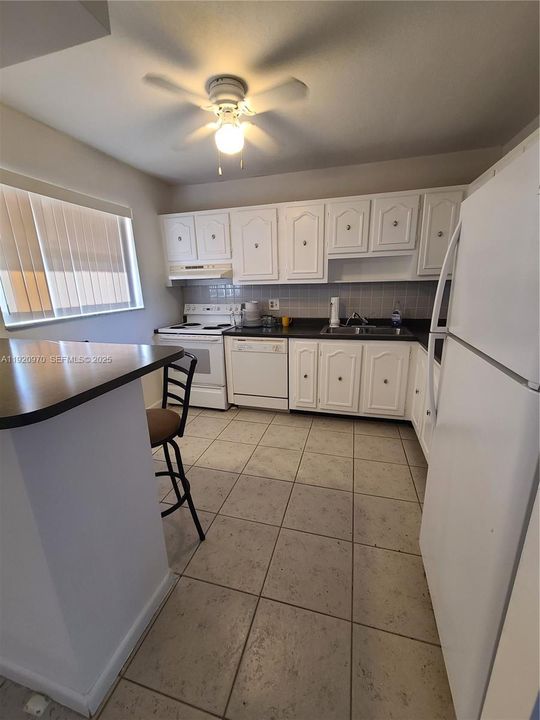 На продажу: $110,000 (2 спален, 2 ванн, 970 Квадратных фут)