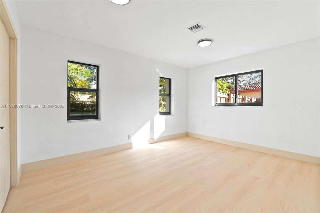 For Sale: $862,000 (4 beds, 2 baths, 1963 Square Feet)