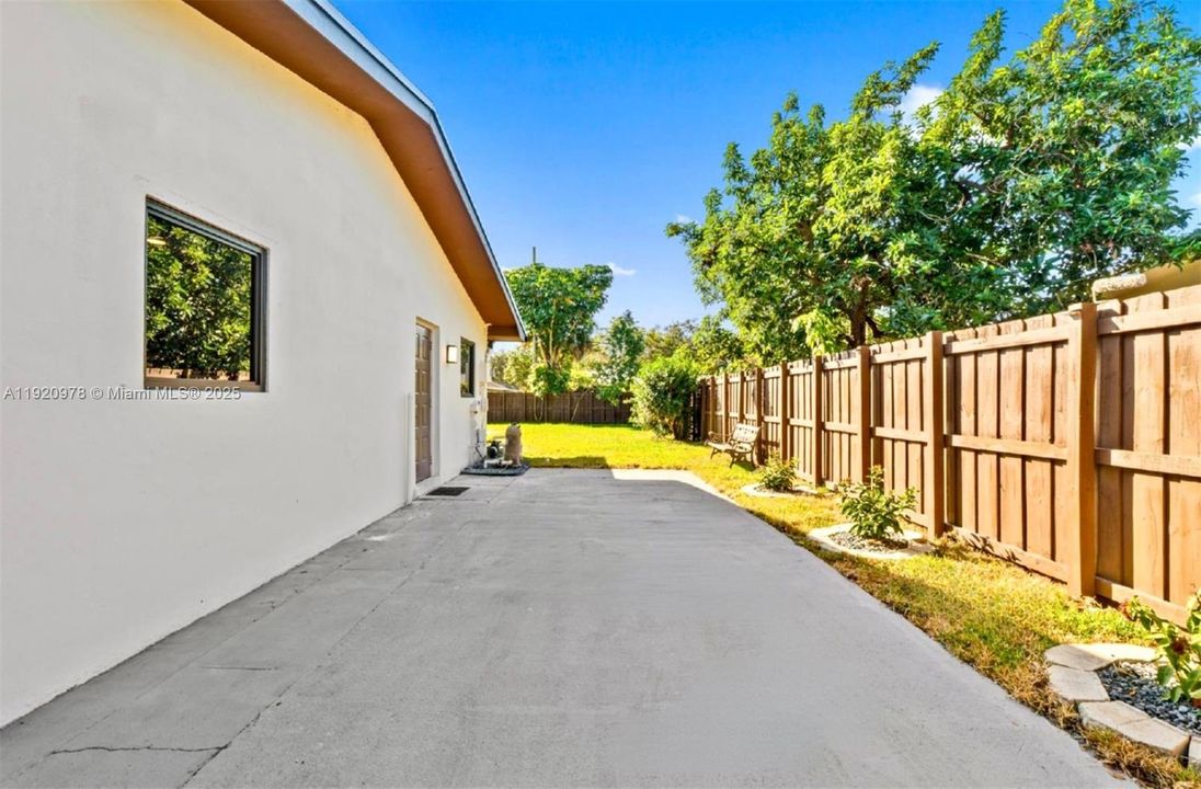 For Sale: $862,000 (4 beds, 2 baths, 1963 Square Feet)