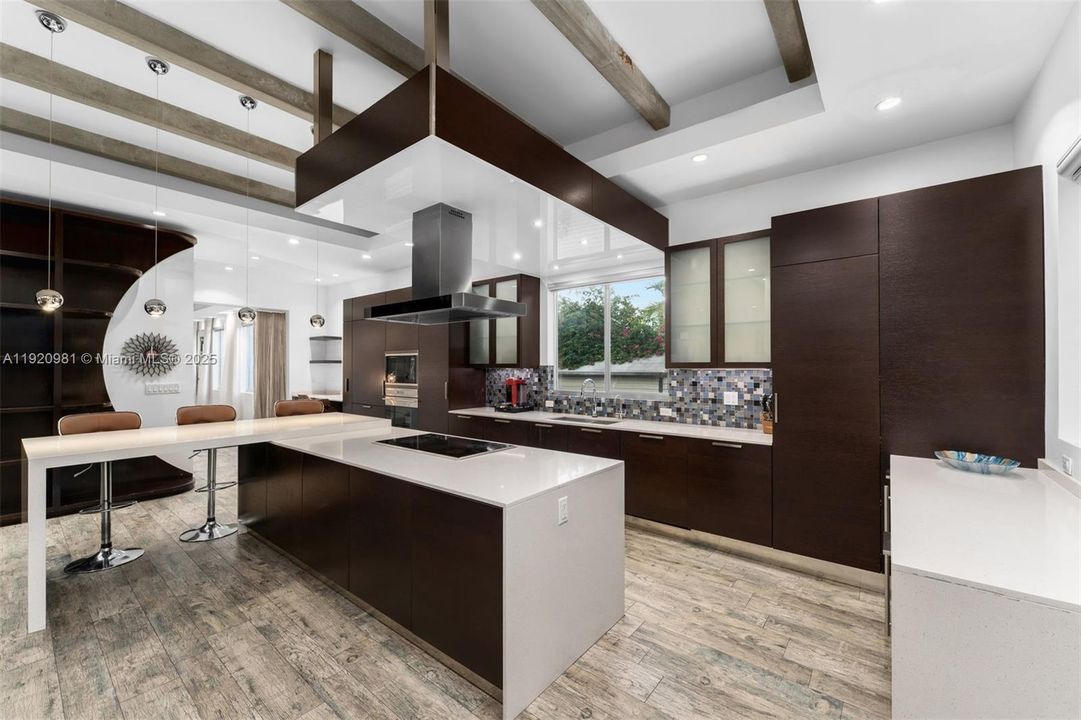 合同活跃: $12,500 (4 贝兹, 3 浴室, 2909 平方英尺)