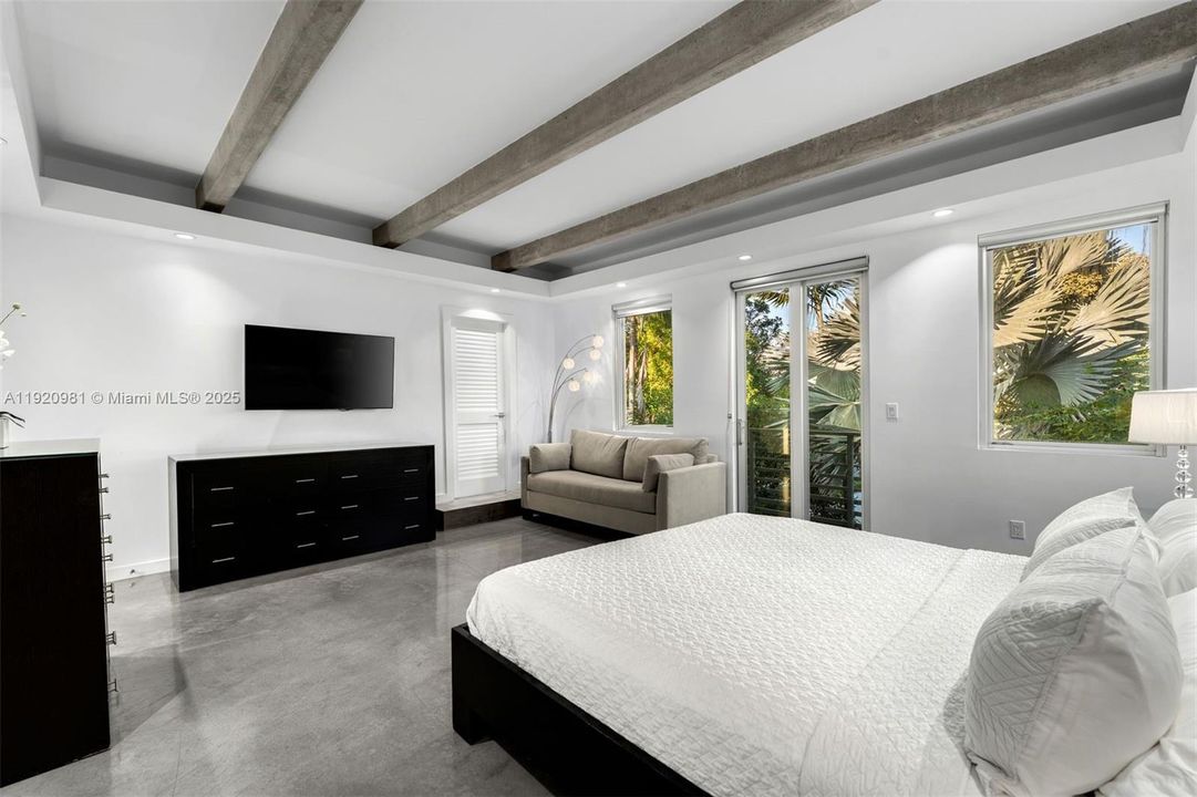 合同活跃: $12,500 (4 贝兹, 3 浴室, 2909 平方英尺)