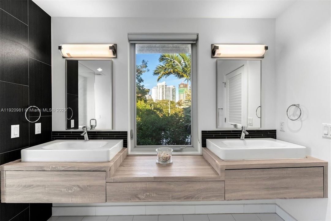 合同活跃: $12,500 (4 贝兹, 3 浴室, 2909 平方英尺)