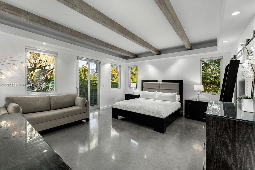 合同活跃: $12,500 (4 贝兹, 3 浴室, 2909 平方英尺)