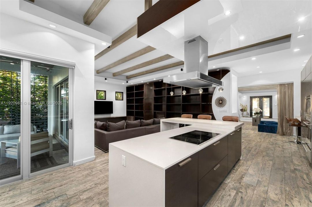 合同活跃: $12,500 (4 贝兹, 3 浴室, 2909 平方英尺)