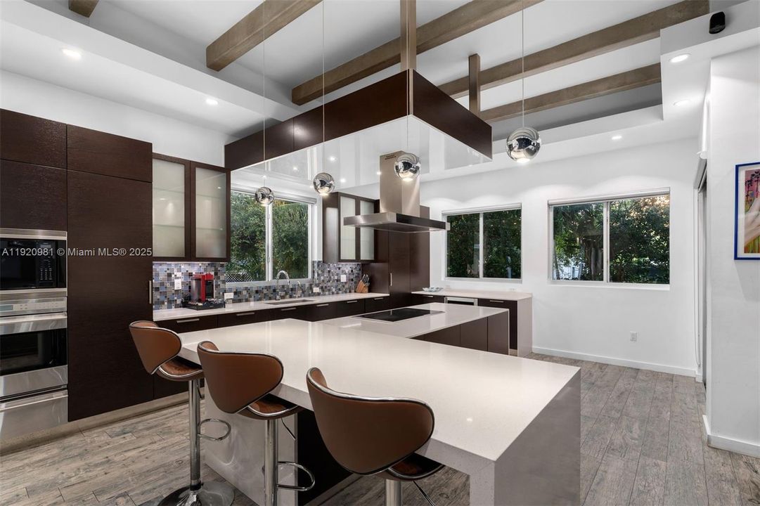 合同活跃: $12,500 (4 贝兹, 3 浴室, 2909 平方英尺)