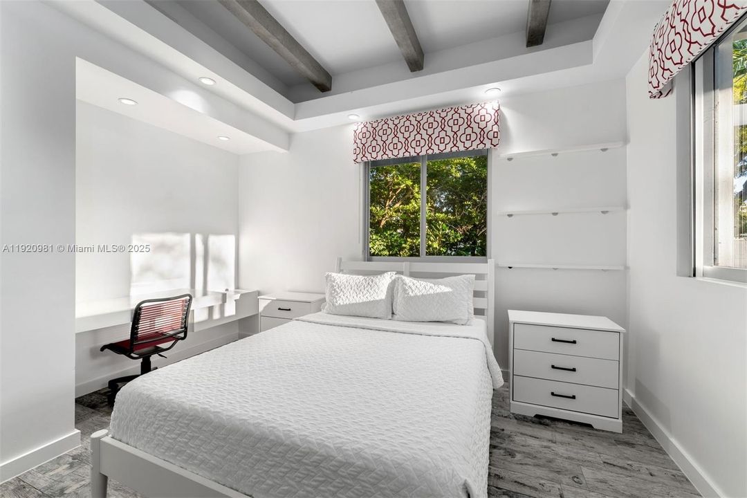 合同活跃: $12,500 (4 贝兹, 3 浴室, 2909 平方英尺)