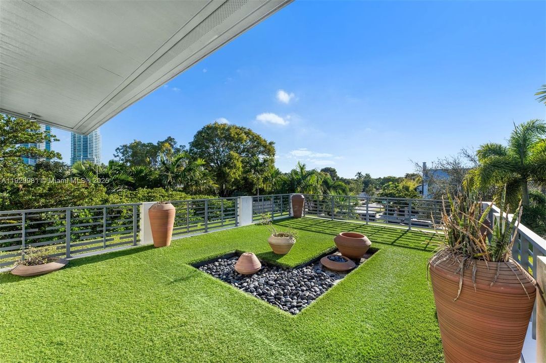 合同活跃: $12,500 (4 贝兹, 3 浴室, 2909 平方英尺)