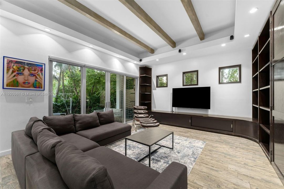 合同活跃: $12,500 (4 贝兹, 3 浴室, 2909 平方英尺)