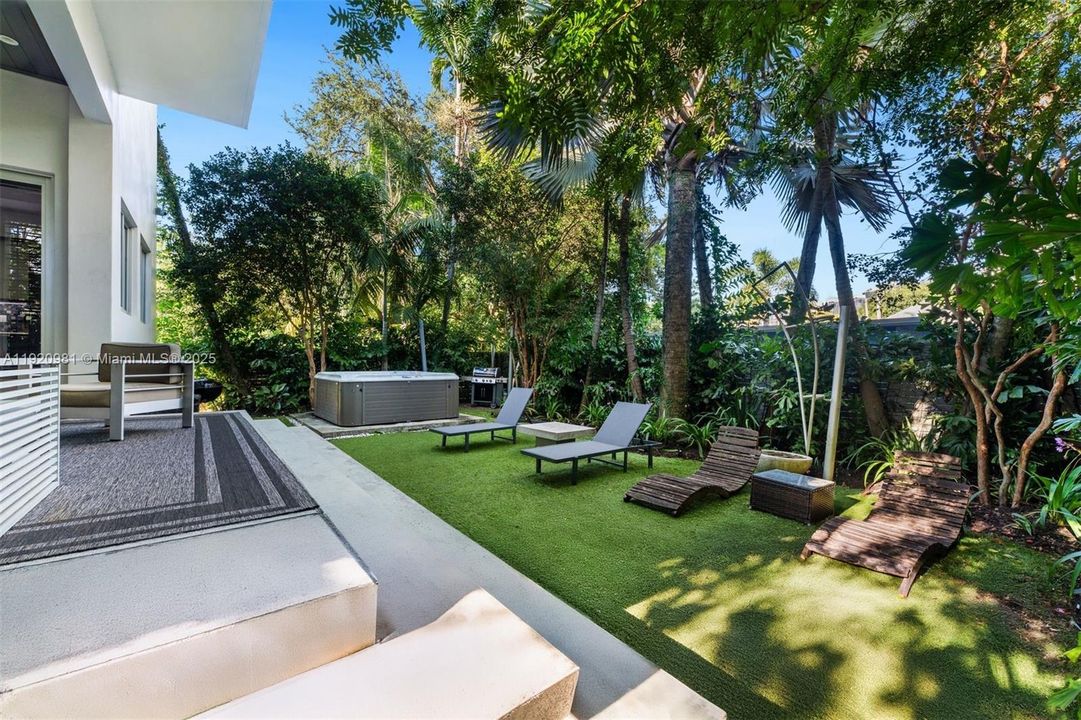 合同活跃: $12,500 (4 贝兹, 3 浴室, 2909 平方英尺)