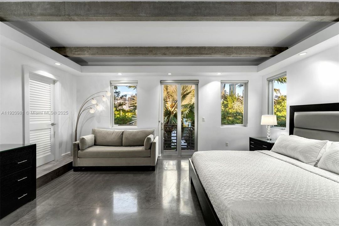 合同活跃: $12,500 (4 贝兹, 3 浴室, 2909 平方英尺)