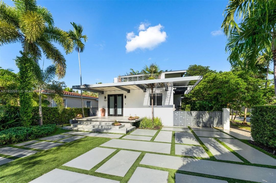 合同活跃: $12,500 (4 贝兹, 3 浴室, 2909 平方英尺)