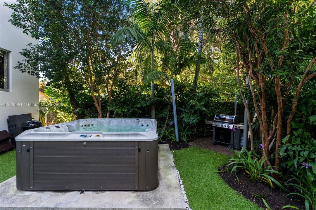 合同活跃: $12,500 (4 贝兹, 3 浴室, 2909 平方英尺)