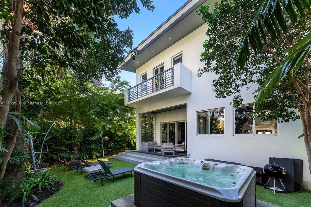 合同活跃: $12,500 (4 贝兹, 3 浴室, 2909 平方英尺)