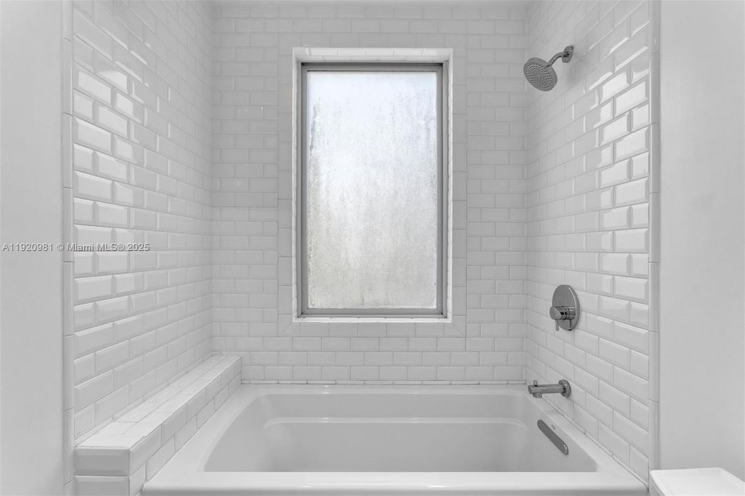 合同活跃: $12,500 (4 贝兹, 3 浴室, 2909 平方英尺)