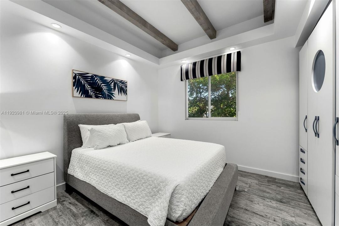 合同活跃: $12,500 (4 贝兹, 3 浴室, 2909 平方英尺)