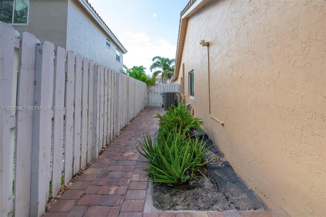 待售: $659,900 (4 贝兹, 2 浴室, 1870 平方英尺)