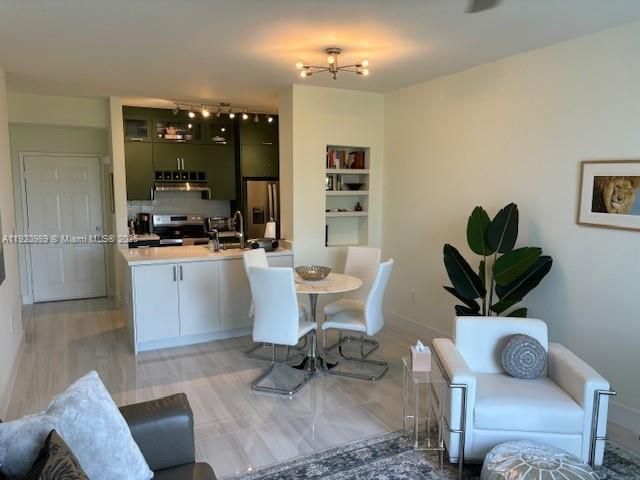 Active With Contract: $2,400 (1 beds, 1 baths, 736 Square Feet)