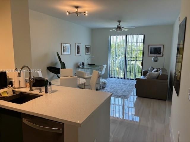 Active With Contract: $2,400 (1 beds, 1 baths, 736 Square Feet)
