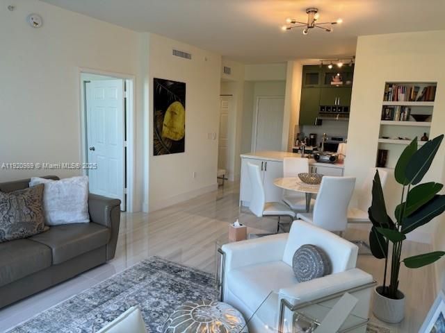 Active With Contract: $2,400 (1 beds, 1 baths, 736 Square Feet)