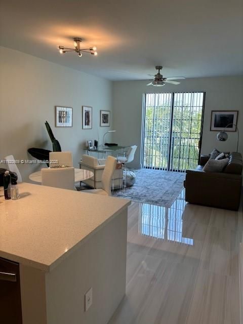 Active With Contract: $2,400 (1 beds, 1 baths, 736 Square Feet)