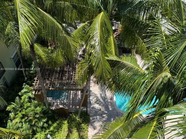 Active With Contract: $2,400 (1 beds, 1 baths, 736 Square Feet)