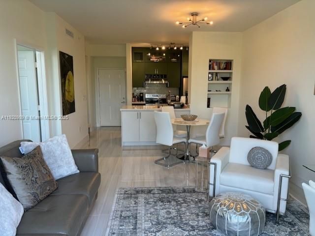 Active With Contract: $2,400 (1 beds, 1 baths, 736 Square Feet)