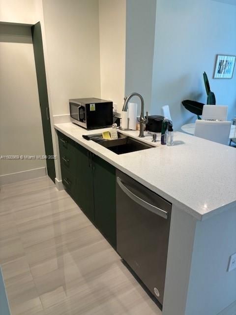 Active With Contract: $2,400 (1 beds, 1 baths, 736 Square Feet)