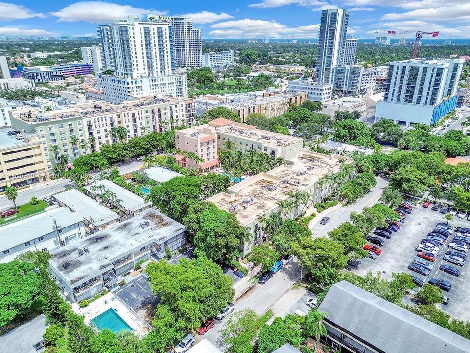 Active With Contract: $2,400 (1 beds, 1 baths, 736 Square Feet)