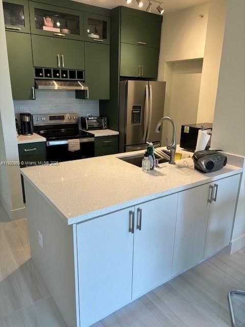 Active With Contract: $2,400 (1 beds, 1 baths, 736 Square Feet)
