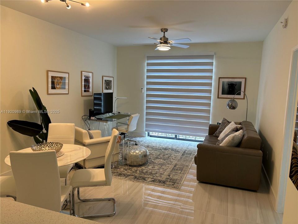 Active With Contract: $2,400 (1 beds, 1 baths, 736 Square Feet)