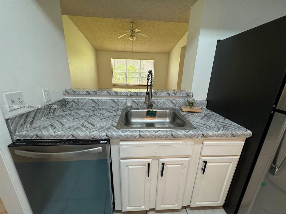 For Rent: $2,200 (2 beds, 2 baths, 1148 Square Feet)