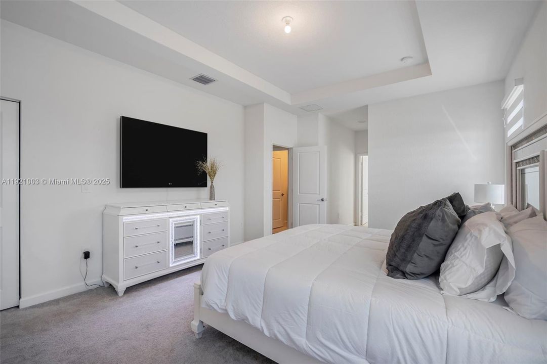 出租: $6,500 (5 贝兹, 3 浴室, 3349 平方英尺)