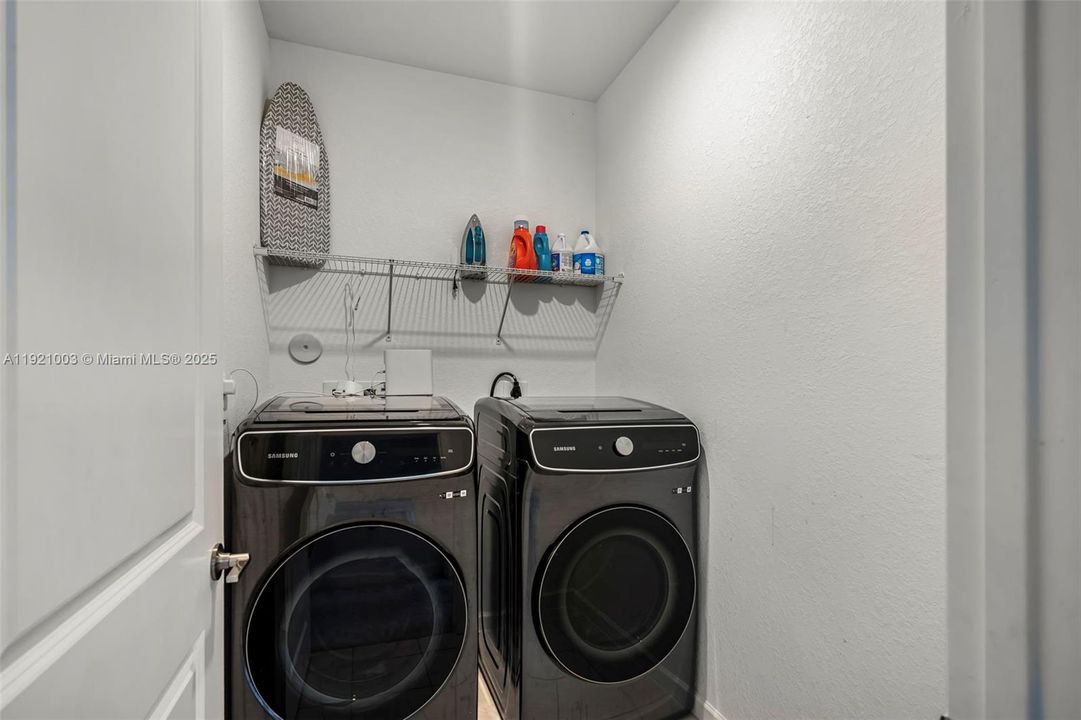 出租: $6,500 (5 贝兹, 3 浴室, 3349 平方英尺)