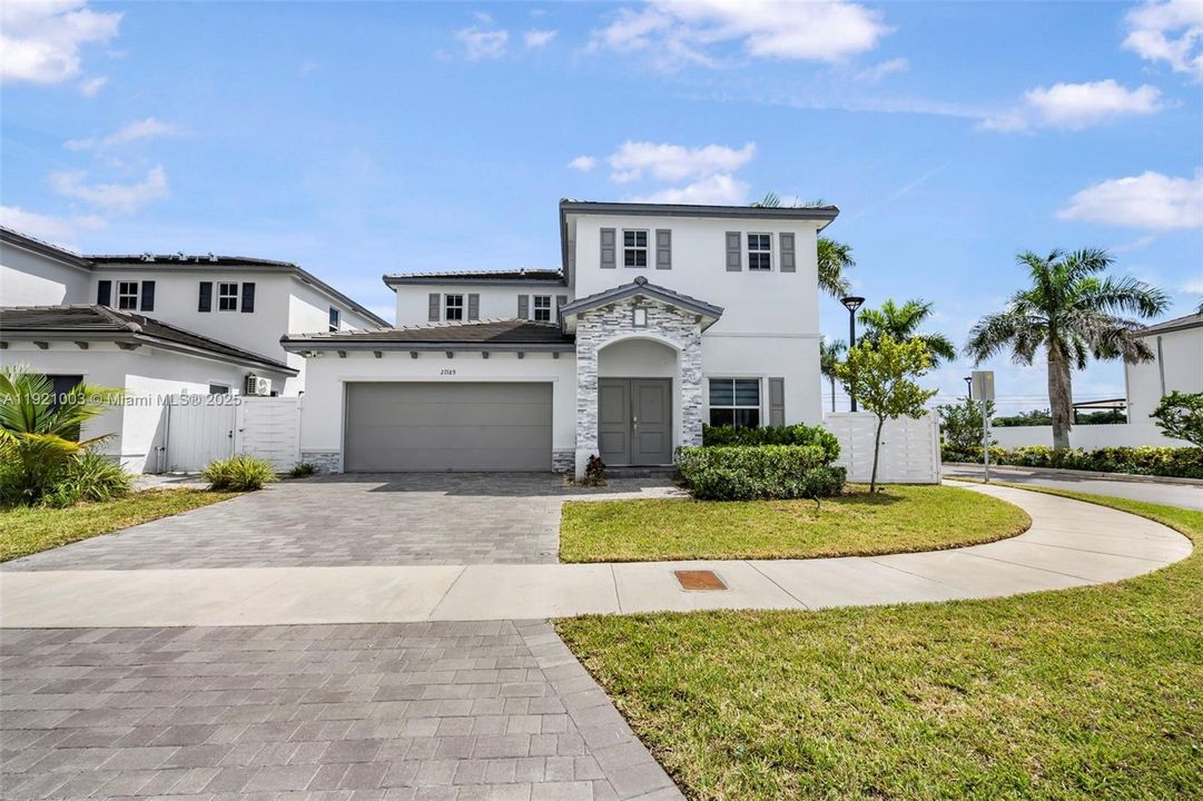 出租: $6,500 (5 贝兹, 3 浴室, 3349 平方英尺)