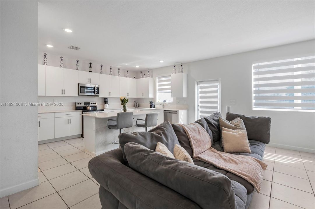 出租: $6,500 (5 贝兹, 3 浴室, 3349 平方英尺)