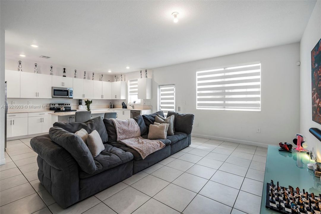 出租: $6,500 (5 贝兹, 3 浴室, 3349 平方英尺)