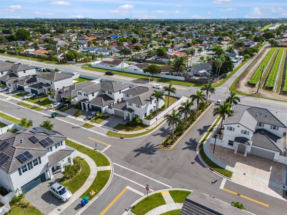 出租: $6,500 (5 贝兹, 3 浴室, 3349 平方英尺)