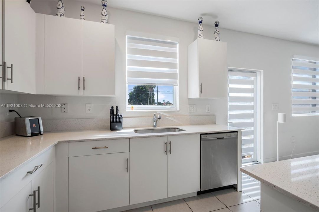 出租: $6,500 (5 贝兹, 3 浴室, 3349 平方英尺)