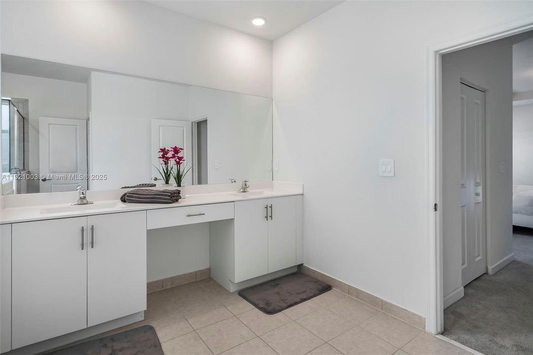 出租: $6,500 (5 贝兹, 3 浴室, 3349 平方英尺)