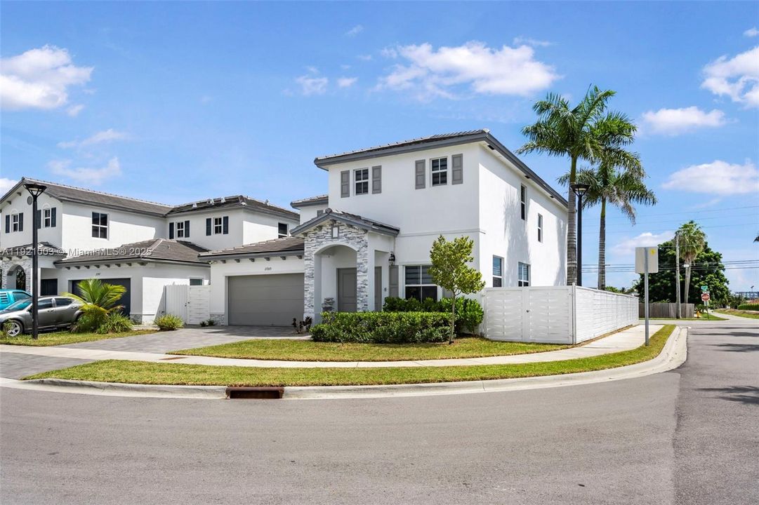 出租: $6,500 (5 贝兹, 3 浴室, 3349 平方英尺)