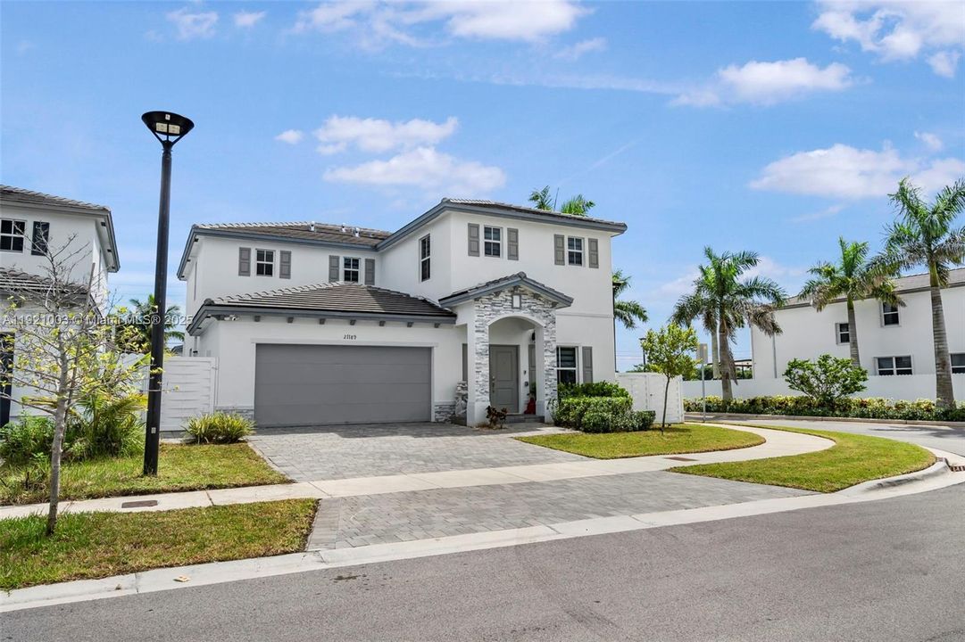 出租: $6,500 (5 贝兹, 3 浴室, 3349 平方英尺)