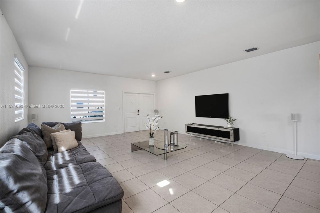 出租: $6,500 (5 贝兹, 3 浴室, 3349 平方英尺)