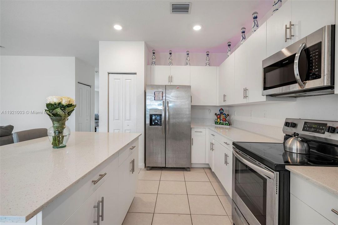 出租: $6,500 (5 贝兹, 3 浴室, 3349 平方英尺)