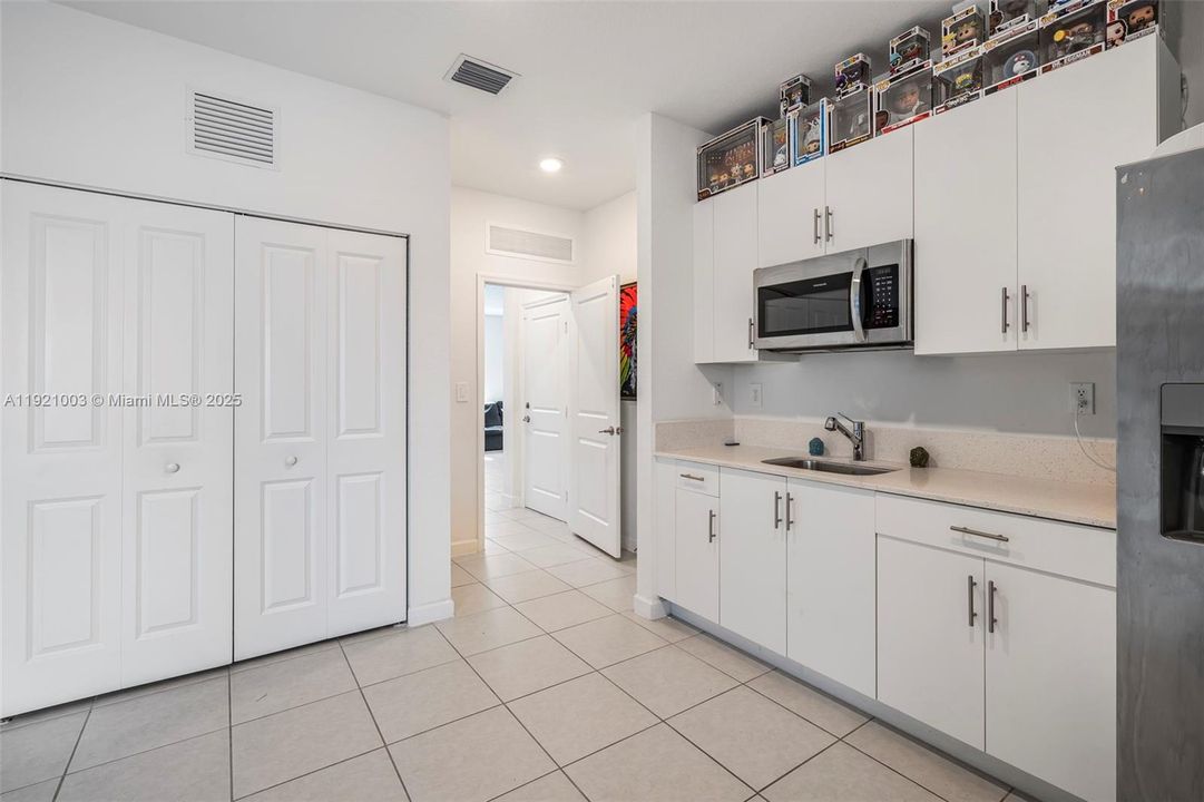 出租: $6,500 (5 贝兹, 3 浴室, 3349 平方英尺)