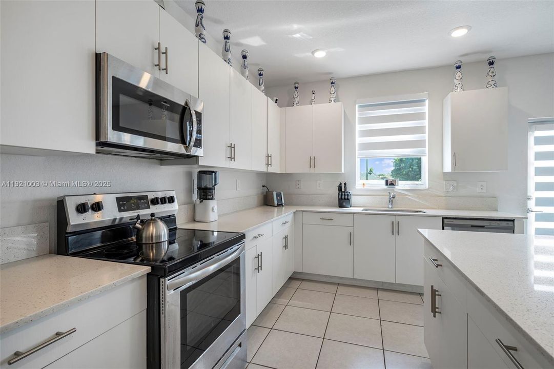 出租: $6,500 (5 贝兹, 3 浴室, 3349 平方英尺)