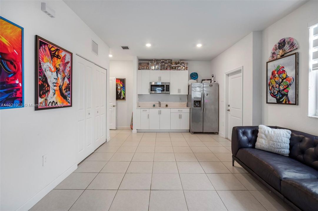 出租: $6,500 (5 贝兹, 3 浴室, 3349 平方英尺)