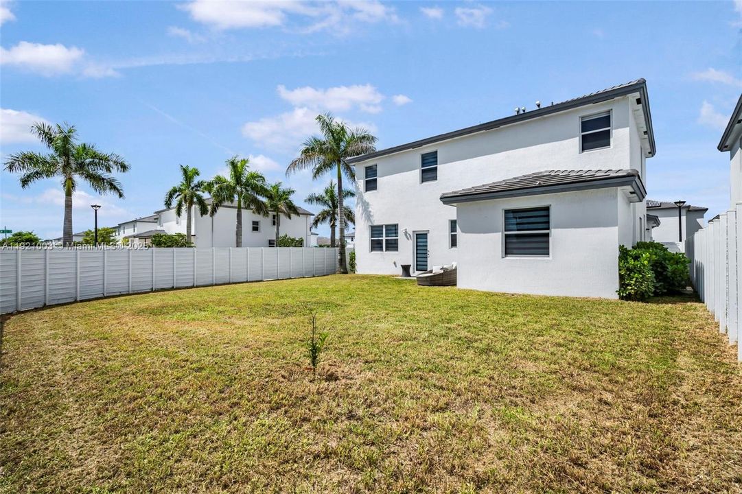 出租: $6,500 (5 贝兹, 3 浴室, 3349 平方英尺)