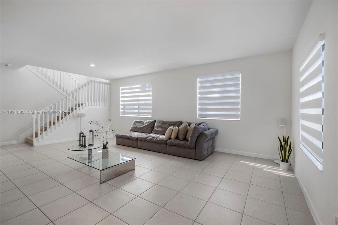 出租: $6,500 (5 贝兹, 3 浴室, 3349 平方英尺)